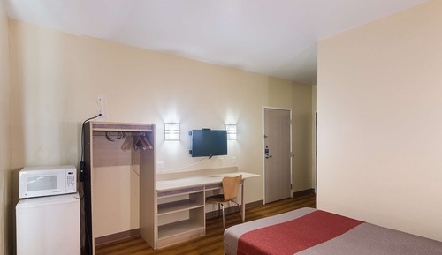 Deluxe Room, 1 Queen Bed, Non Smoking, Refrigerator & Microwave