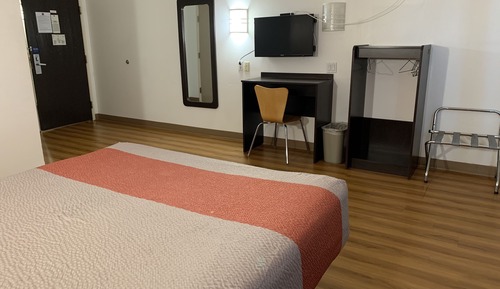 Standard Room, 1 Queen Bed, Accessible, Non Smoking