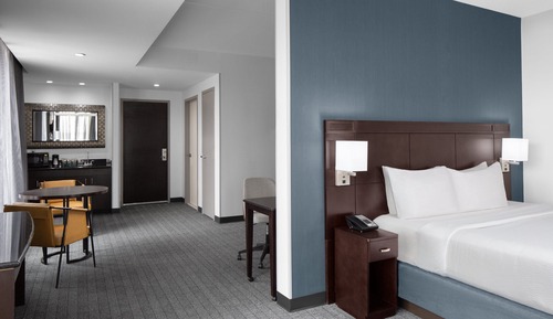 Suite, 1 King Bed with Sofa bed (Mobility/Hearing Accessible, Tub)