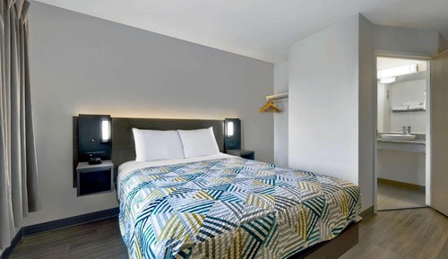 Deluxe Room, 1 Queen Bed, Non Smoking, Refrigerator & Microwave
