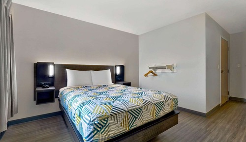 Deluxe Room, 1 Queen Bed, Accessible, Non Smoking