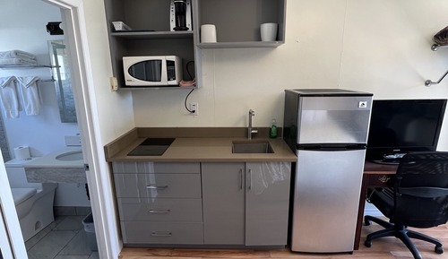 Deluxe Room, 1 Queen Bed, Kitchenette