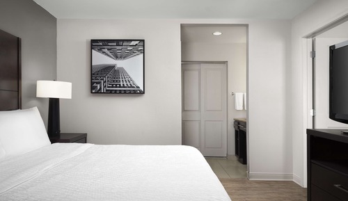 Suite, Accessible, Bathtub (Mobility/Hearing)