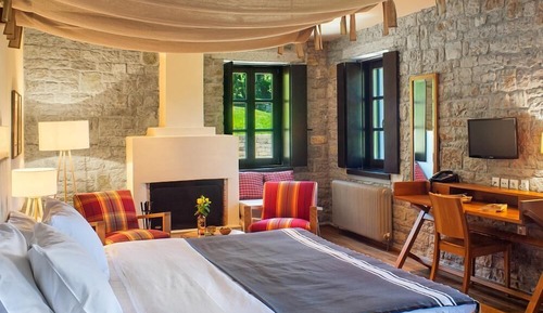 Honeymoon Suite (with Outdoor Jacuzzi)