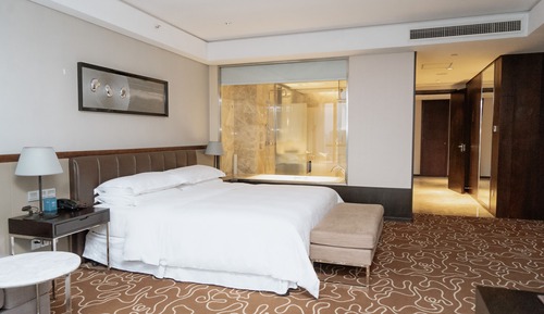 Comfort Room, 1 King Bed, Non Smoking, City View