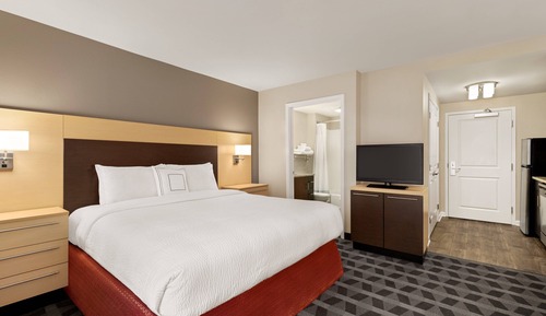 Studio, 1 Queen Bed (Mobility/Hearing Access, Roll-In Shwr)