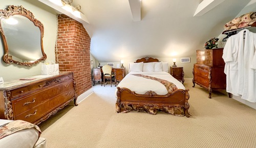 Superior Double Room, Private Bathroom, Mountain View (Harbor Hill)