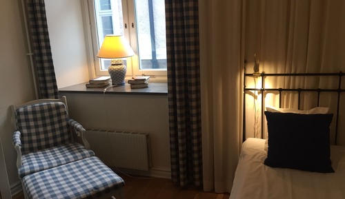 Single Room (with a Walk)
