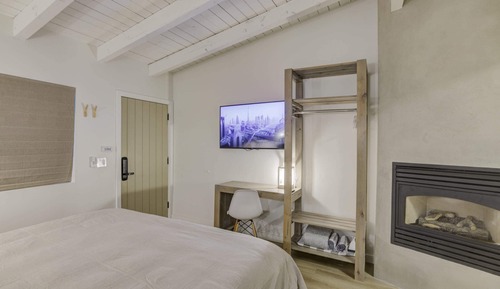 Luxury Studio, 1 King Bed (Unit 9)