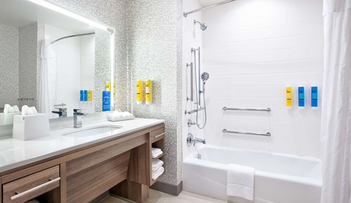 Studio, 1 King Bed, Accessible, Lake View (Bathtub)
