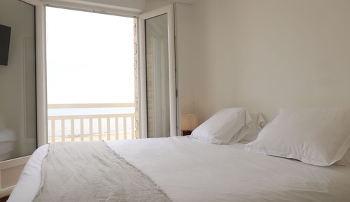 Deluxe Room, 1 Queen Bed, Sea View, Oceanfront