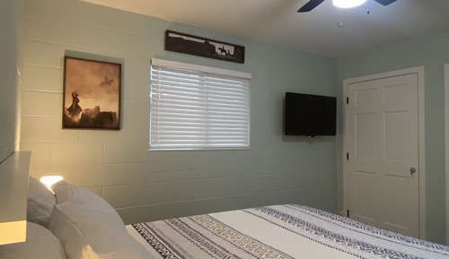 2 Bedroom House with Full Kitchen