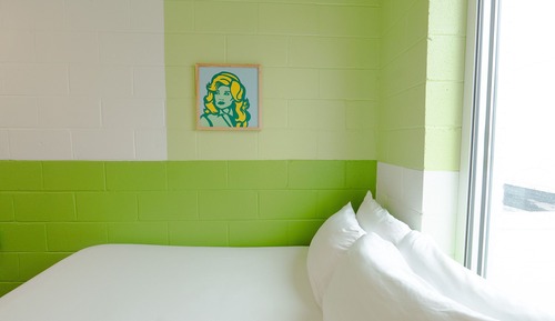 Room 318: Cozy Full