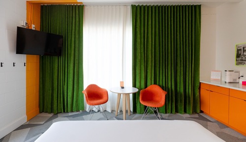 Room 320: Deluxe King