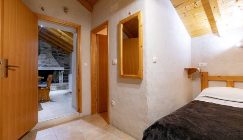 Apartment (One Bedroom Apartment - Patio and Gar)