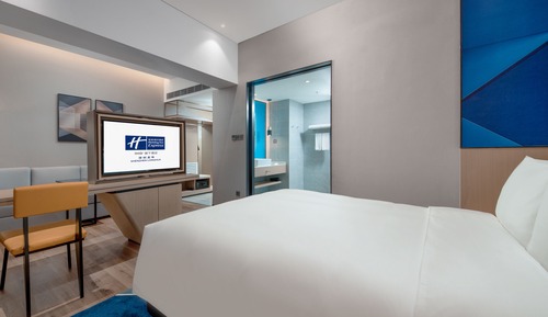 1 King Bed Standard Extra Floor Space
