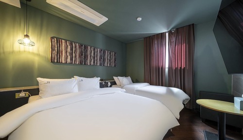 Room (Suite - Twin (75" TV wave twin + styl)