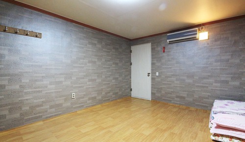 Room (Hansil)