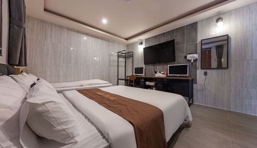 Room (Twin)