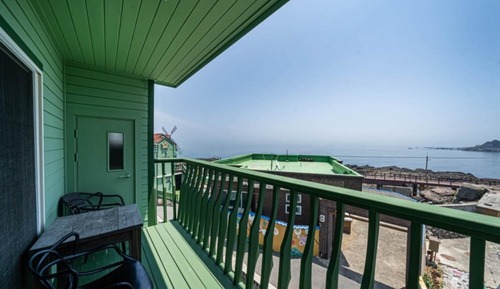 Room (Room 203)