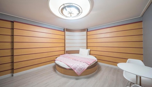 Room (Semi-Suite room (inquire at the front)