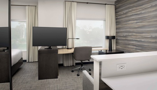 Business Studio, 1 King Bed with Sofa bed, Garden View (Hearing Accessible)