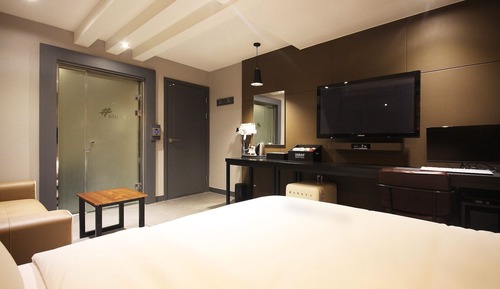 Room (Standard Room B (Netflix available/sp)