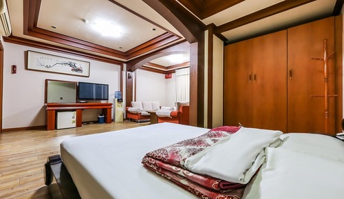 Room (Family room)