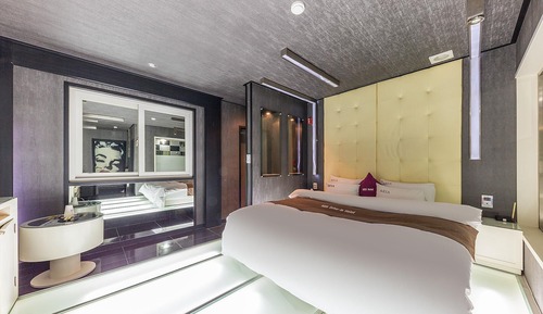 Room (Couple PC Room (Netflix available))