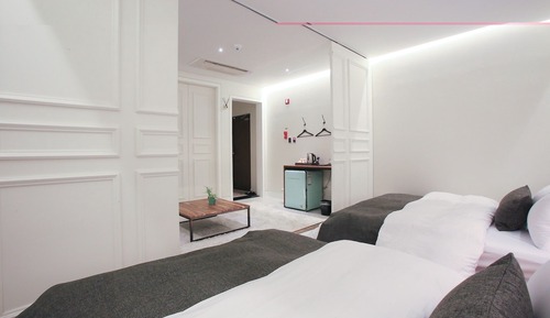 Room (Royal swimming pool (Netflix + Wave +)