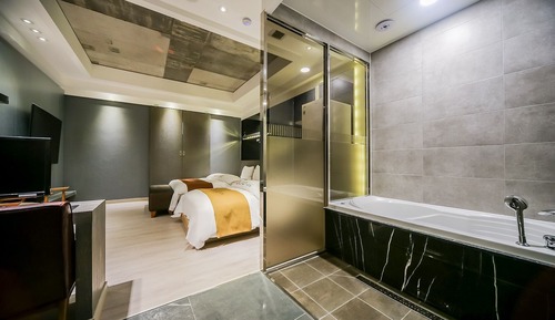 Room (Suite C (double + single styler equip)