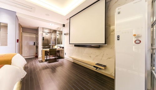 Room (Suite A (double + single with screen )