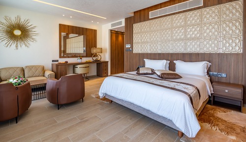 Suite, 1 Queen Bed, Business Lounge Access, City View