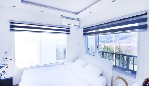 Room (Room 102)
