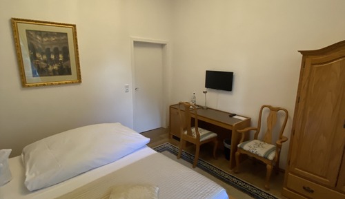 Basic Room, 1 Queen Bed, Private Bathroom