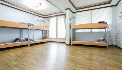 Room (Room 103)