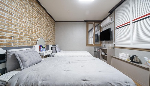 Room (Twin)