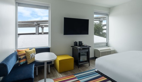 Room, 1 King Bed (Hearing Accessible)