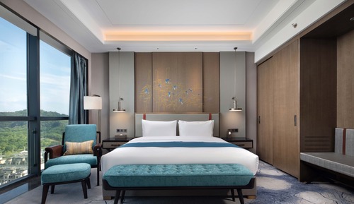 Deluxe Room, 1 King Bed, City View
