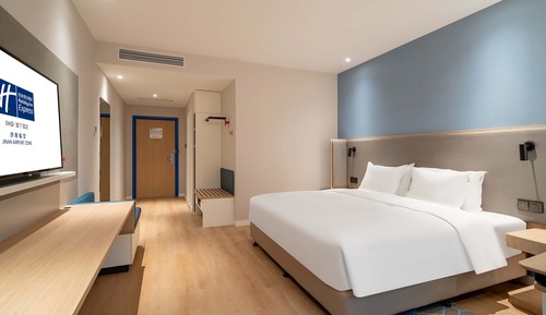 Standard Room, 1 King Bed (Atrium View)