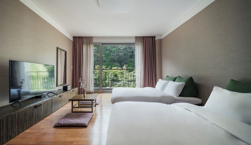 [Never-Ending Garden Pool] Deluxe Family + Pool Access for 2