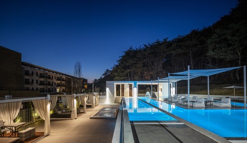 [Never-Ending Garden Pool] Deluxe Triple Room + Pool Access for 2