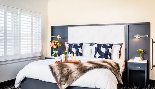 Suite, 1 King Bed with Sofa bed