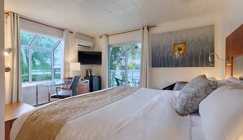 Superior Room, 1 King Bed (Pavillon Desmarais)