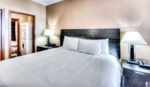 2 Bedroom Suite with 2 King Beds, Washer/Dryer and Full Kitchenette