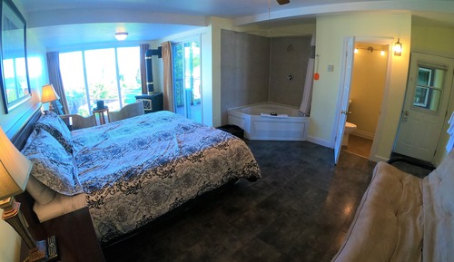 Deluxe Room, 1 King Bed, Jetted Tub, Lake View