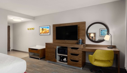 Room, 1 King Bed, Refrigerator & Microwave