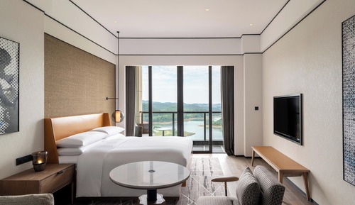 Premier Room, 1 King Bed, Balcony, Lake View