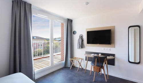 Studio, Balcony