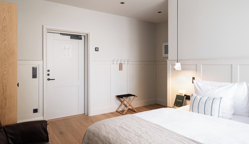 Room (4)